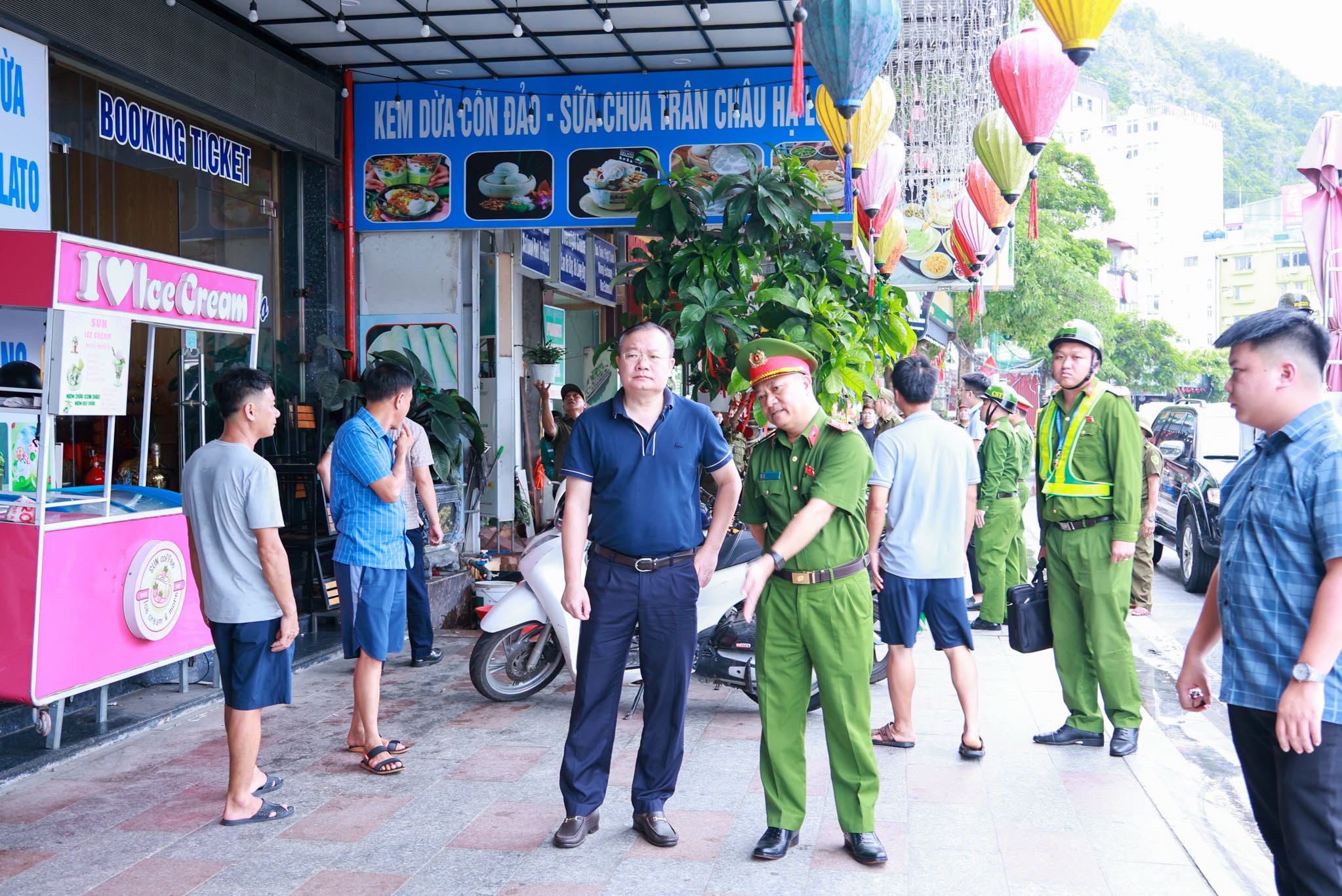 Đặc khu Cát Hải ra quân lập lại trật tự lòng đường, vỉa hè tại khu du lịch Cát Bà